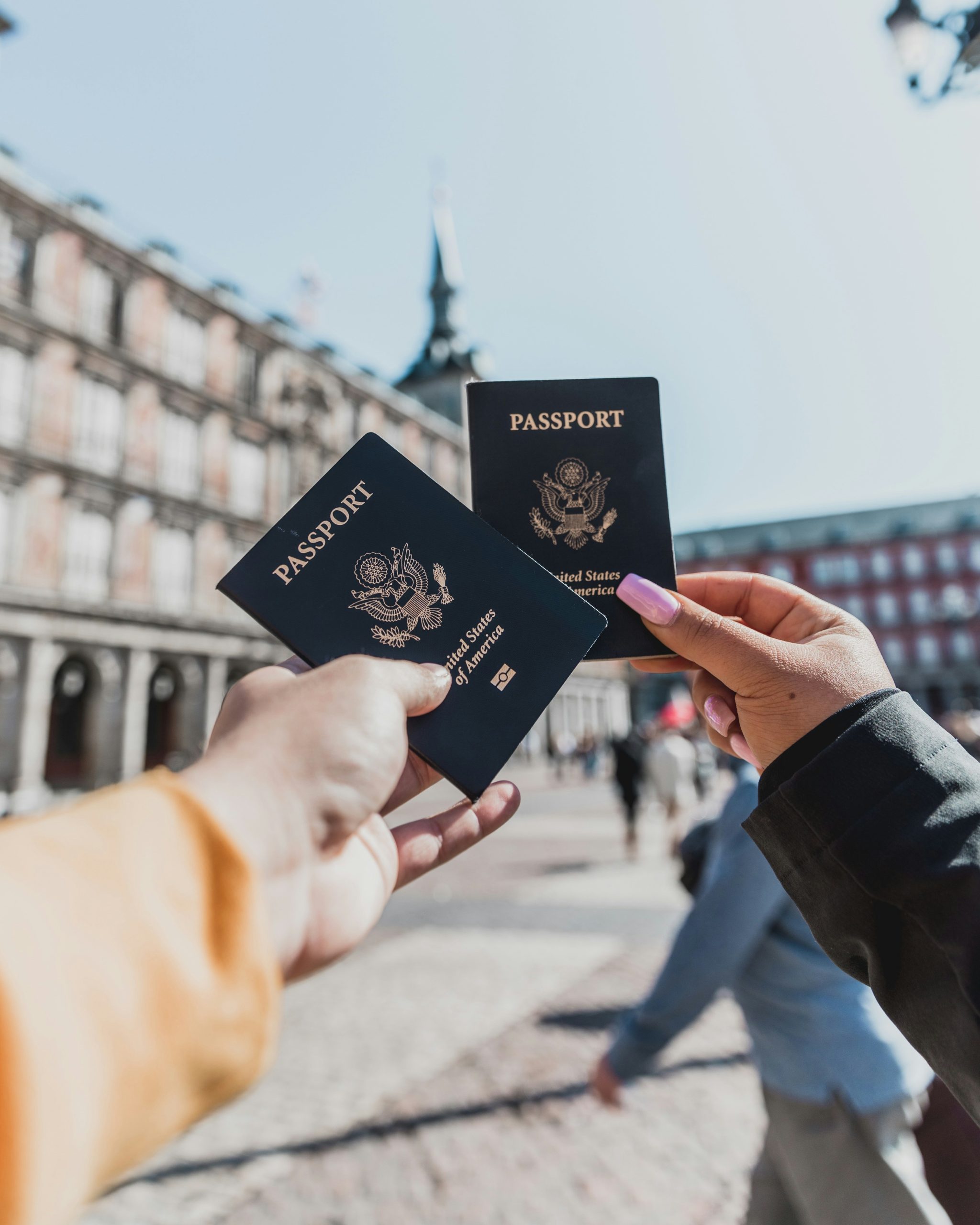 Farklı ülkelerin pasaportlarıyla yatırımla vatandaşlık programlarını temsil eden yatırım görseli