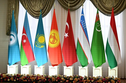 Cumhurbaşkanı Erdoğan’ın kararnamesiyle Türk Devletleri vatandaşlarının Türkiye’de serbest çalışma hakkı kazandığını açıklayan MFY Legal avukatı.